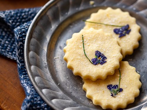 Biscotti alle nocciole con i fiori eduli - Brodo di coccole