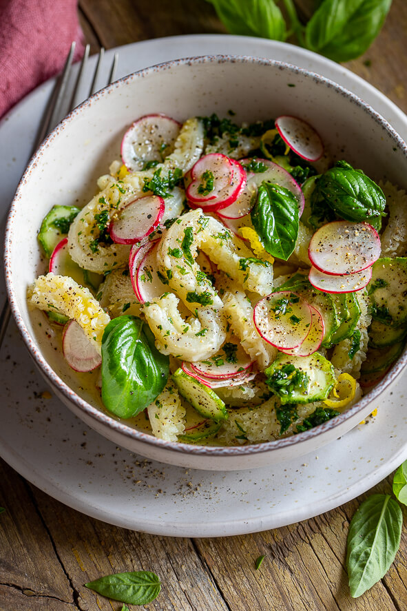 trippa fredda in insalata, con ravanelli e zucchine, vista ravvicinata