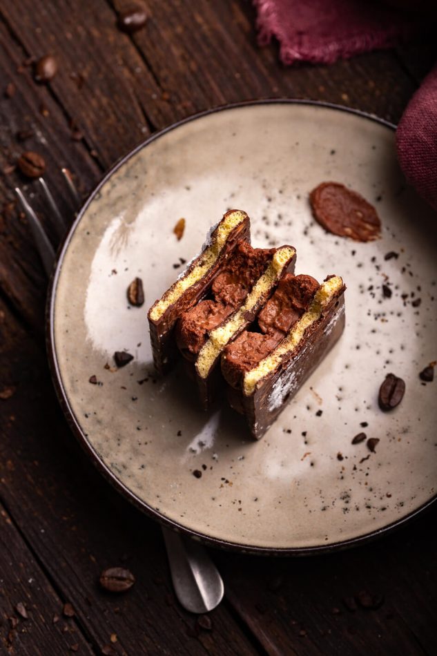milllefoglie con ganache montata al caffè e cioccolato fondente composta con sottili biscotti ricoperti di cioccolato