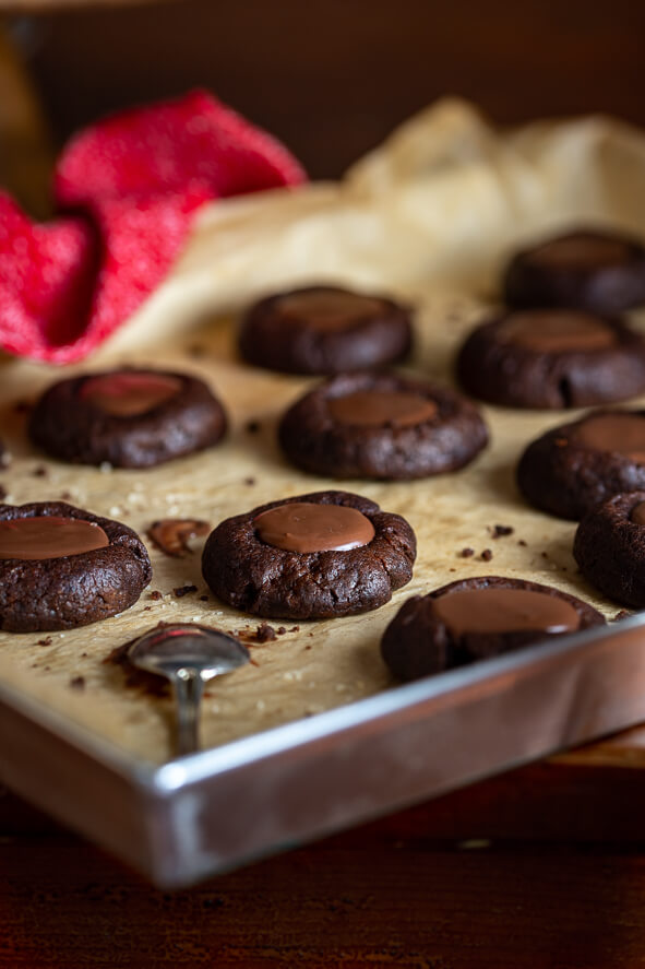 thumbprint cookies al cacao e crema di nocciole