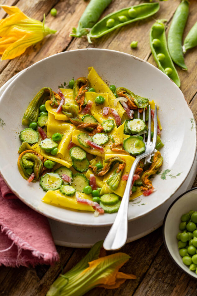 Maltagliati allo zafferano con fiori di zucca e salame felino