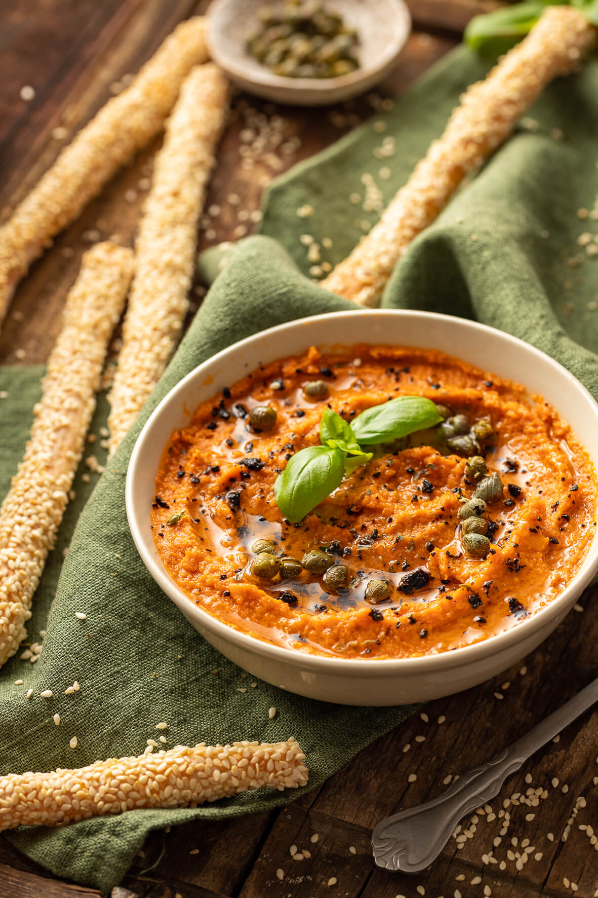 Hummus di pomodori secchi con grissini al sesamo